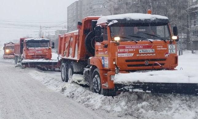 Дорожные службы сегодня целый день расчищали автомагистрали, тротуары, зоны пешеходных переходов, остановки