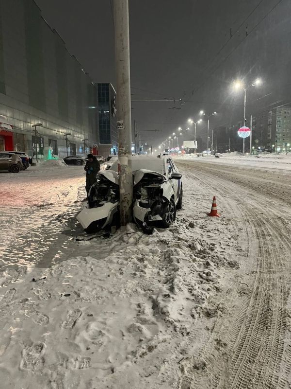 На 10 лет Октября в Ижевске 18-летний водитель врезался в столб