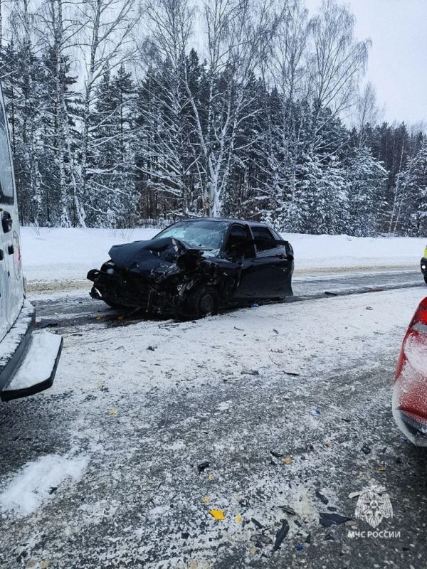 В Удмуртии спасателям пришлось деблокировать женщину после аварии на трассе