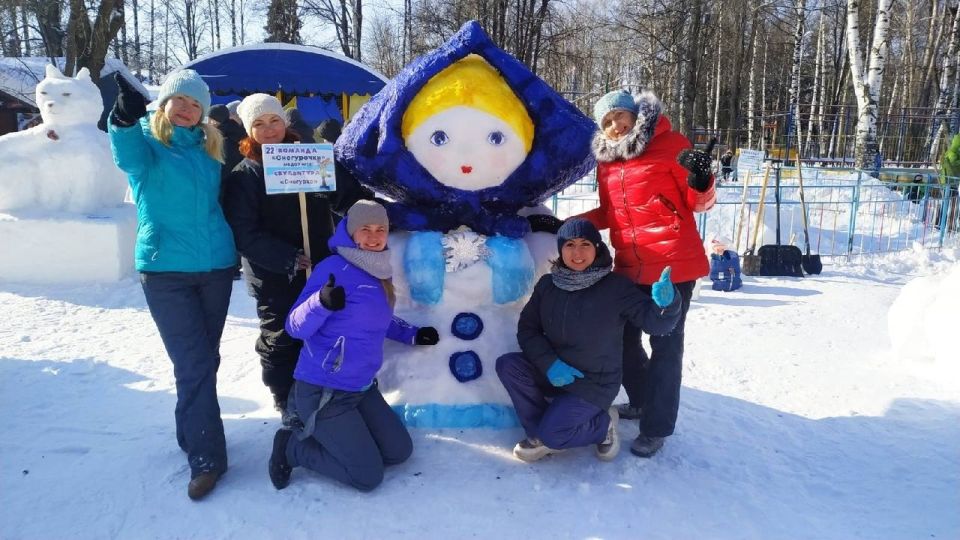 Снег в красивые скульптуры ежегодно превращают участники «Белого фестиваля»