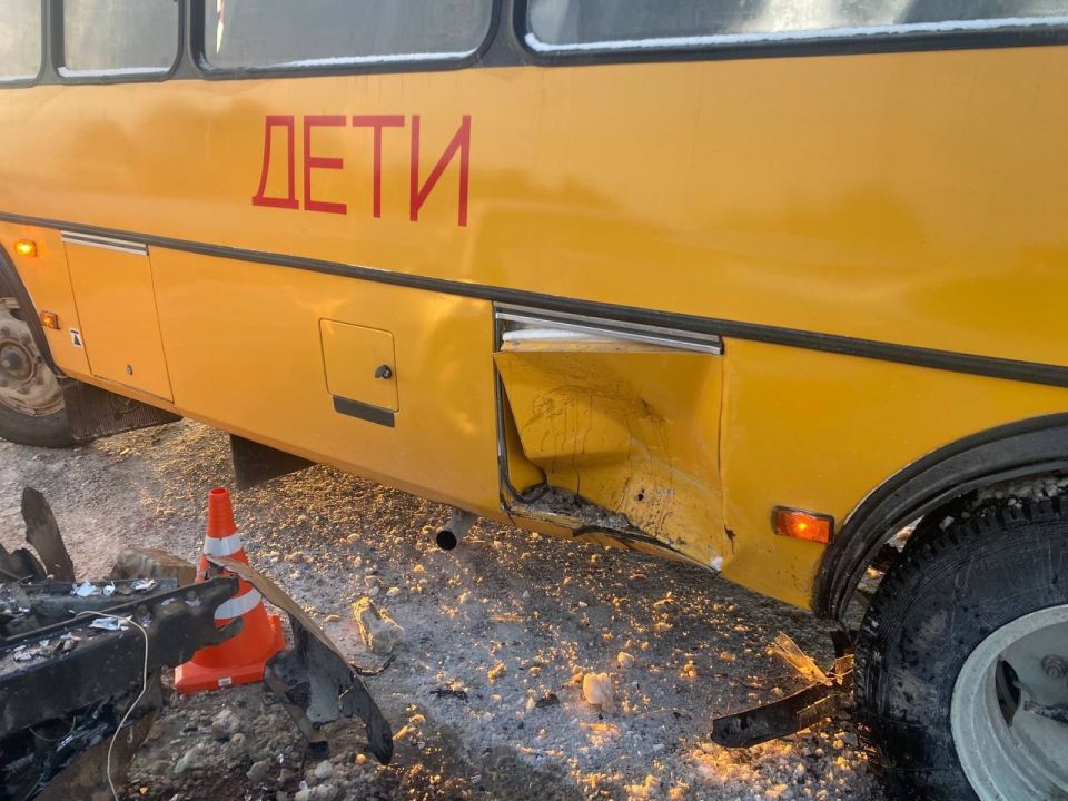 Школьный автобус попал в ДТП на дороге Ижевск – Сарапул