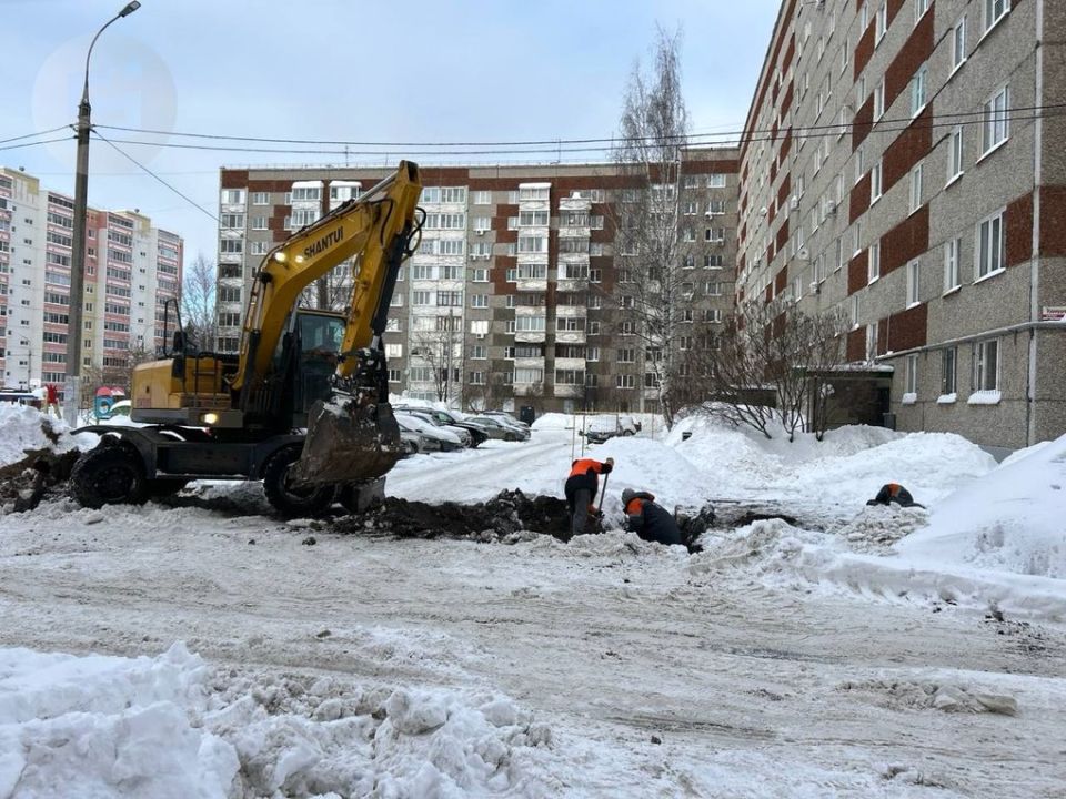 Сегодня, 10 февраля, с самого утра на проблемном участке частного горячего водопровода в районе ул. Холмогорова в Ижевске вовсю кипят ремонтные работы