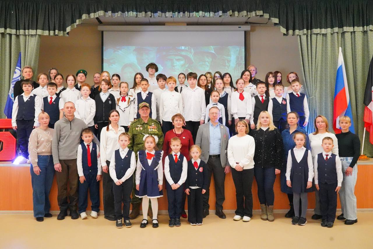 В ижевских школах № 35 и № 76 прошли церемонии вручения нагрудных значков «Мой папа - герой» и «Моя мама - герой» В ижевских школах № 35 и № 76 прошли церемонии вручения нагрудных значков «Мой папа - герой» и «Моя мама - герой»