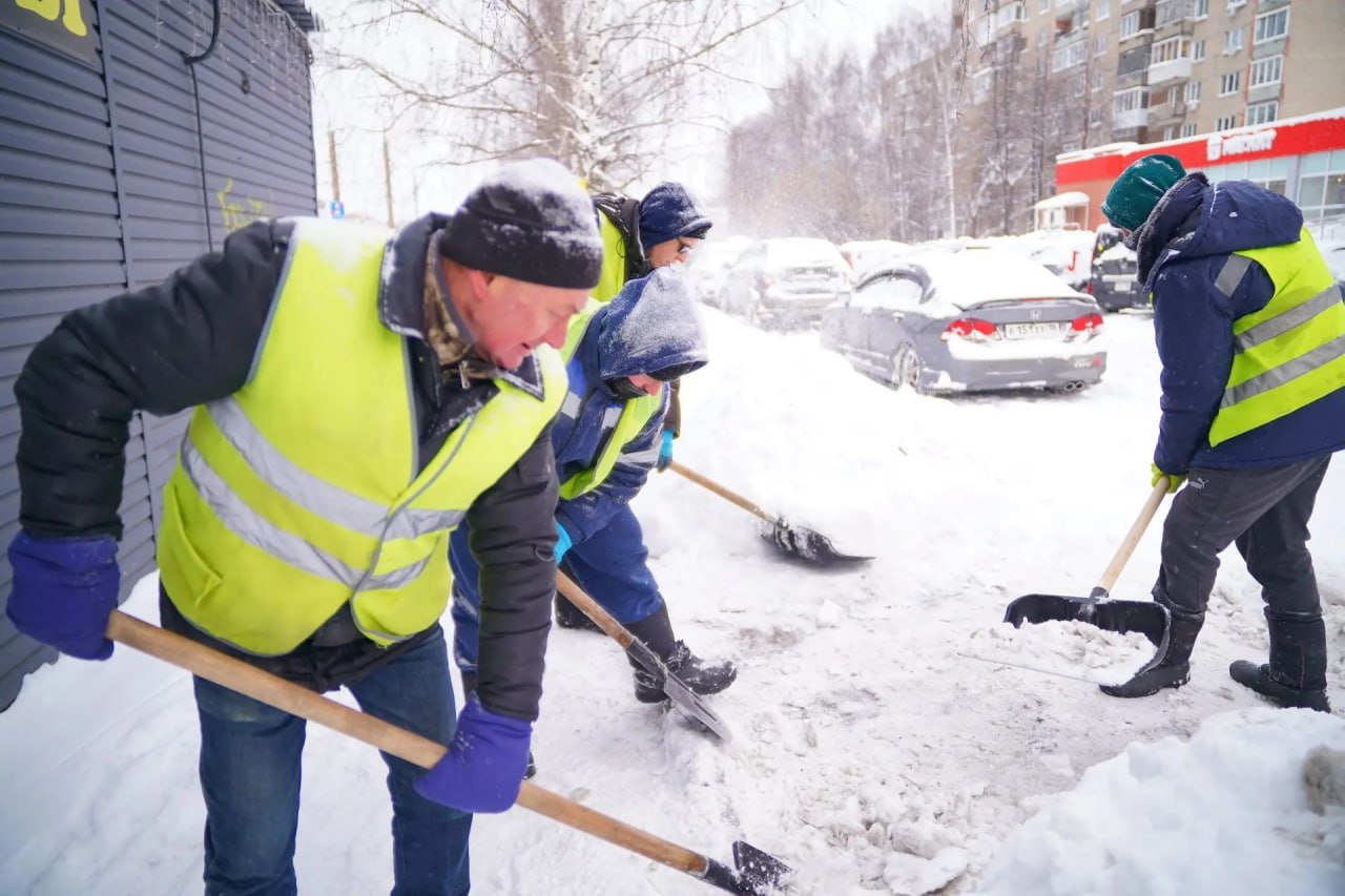 В пятницу на дорогах Ижевска работают 138 единиц техники, а также 120 рабочих, сообщил глава города Дмитрий Чистяков В пятницу на дорогах Ижевска работают 138 единиц техники, а также 120 рабочих, сообщил глава города Дмитрий Чистяков