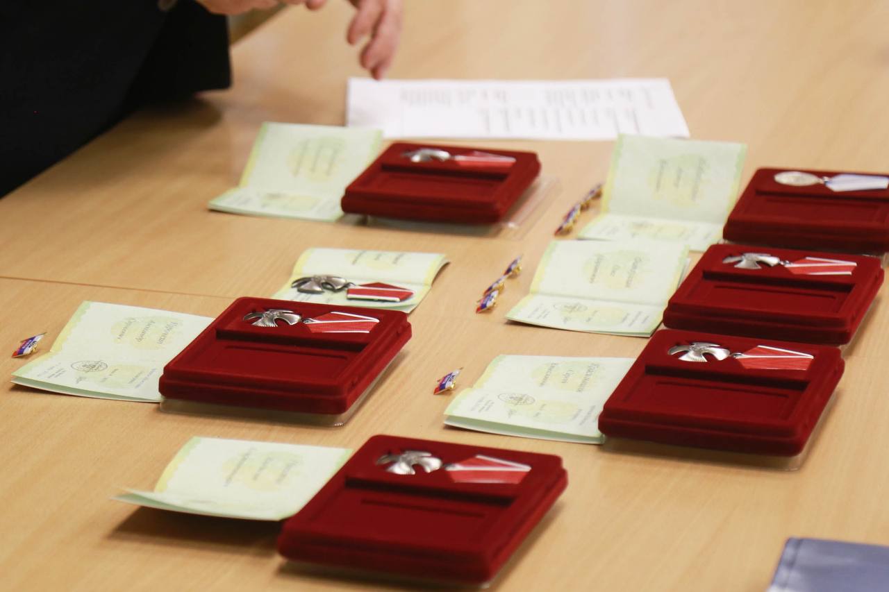 Они - настоящие Герои.. В преддверии Дня защитника Отечества Глава Ижевска Дмитрий Чистяков передал Ордена Мужества и медаль «За отвагу» семьям бойцов, погибших в специальной военной операции Они - настоящие Герои.. В преддверии Дня защитника Отечества Глава Ижевска Дмитрий Чистяков передал Ордена Мужества и медаль «За отвагу» семьям бойцов, погибших в специальной военной операции