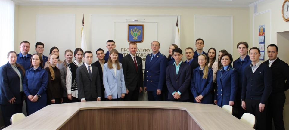 В прокуратуре Удмуртской Республики состоялось патриотическое мероприятие, в котором принял участие заместитель министра молодежной политики Удмуртской Республики Михаил Черничкин, ветеран боевых действий, проходивший службу...