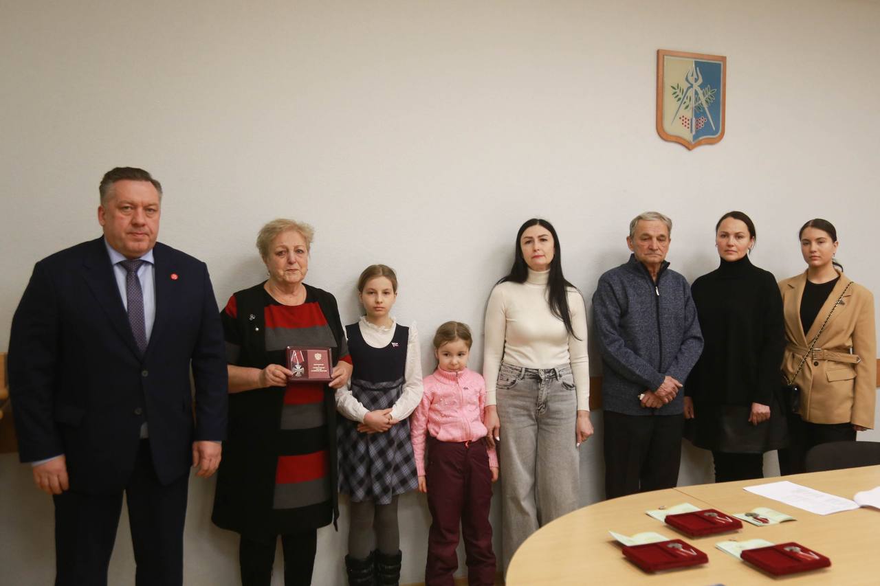 Они - настоящие Герои.. В преддверии Дня защитника Отечества Глава Ижевска Дмитрий Чистяков передал Ордена Мужества и медаль «За отвагу» семьям бойцов, погибших в специальной военной операции Они - настоящие Герои.. В преддверии Дня защитника Отечества Глава Ижевска Дмитрий Чистяков передал Ордена Мужества и медаль «За отвагу» семьям бойцов, погибших в специальной военной операции