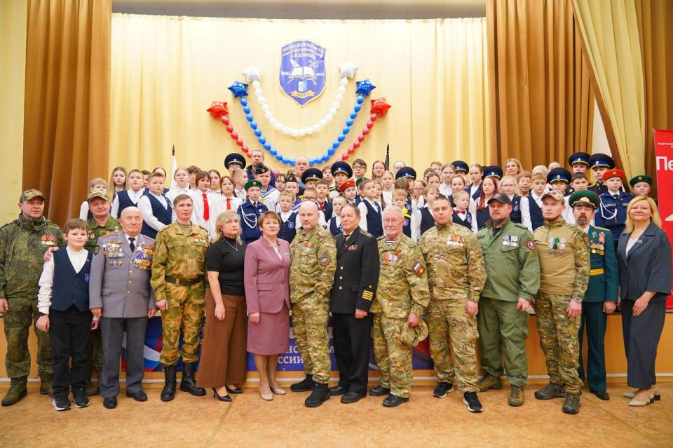 В ижевских школах № 35 и № 76 прошли церемонии вручения нагрудных значков «Мой папа - герой» и «Моя мама - герой»