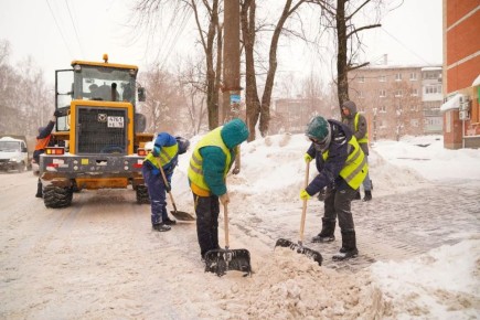 Дорожные службы продолжают устранять последствия вчерашнего снегопада.