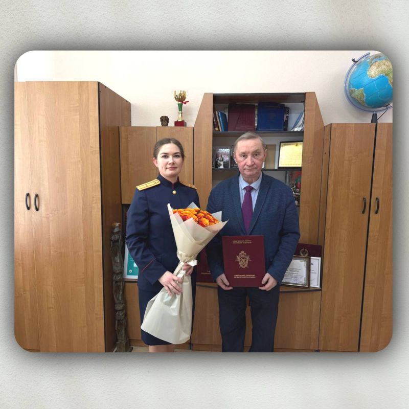 Помощник руководителя управления поздравила председателя Общественного совета с днем рождения