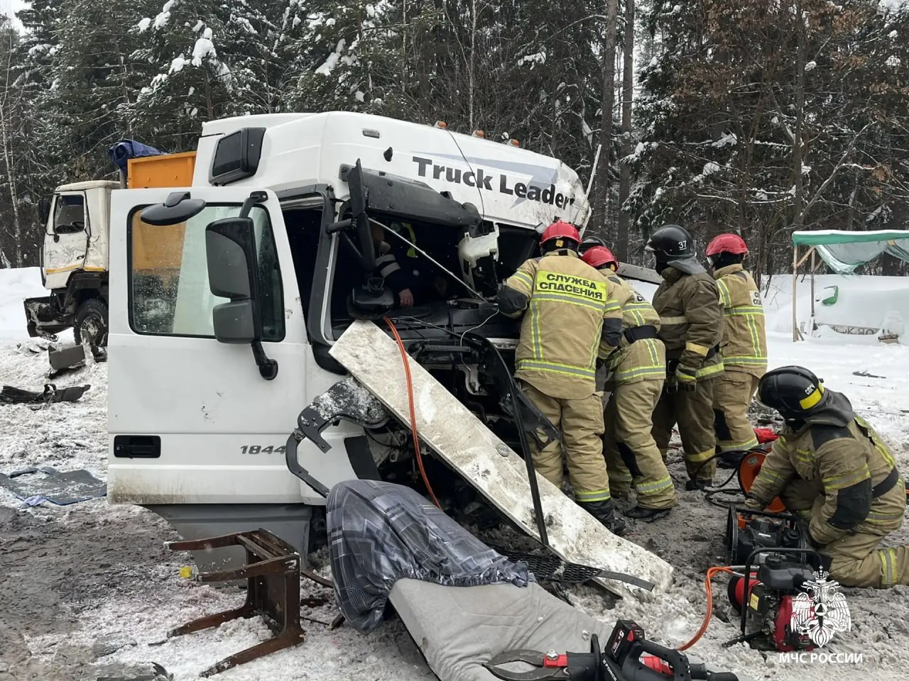 В столкновении грузовиков на дороге Ижевск – Можга один из водителей оказался зажат в смятой кабине В столкновении грузовиков на дороге Ижевск – Можга один из водителей оказался зажат в смятой кабине