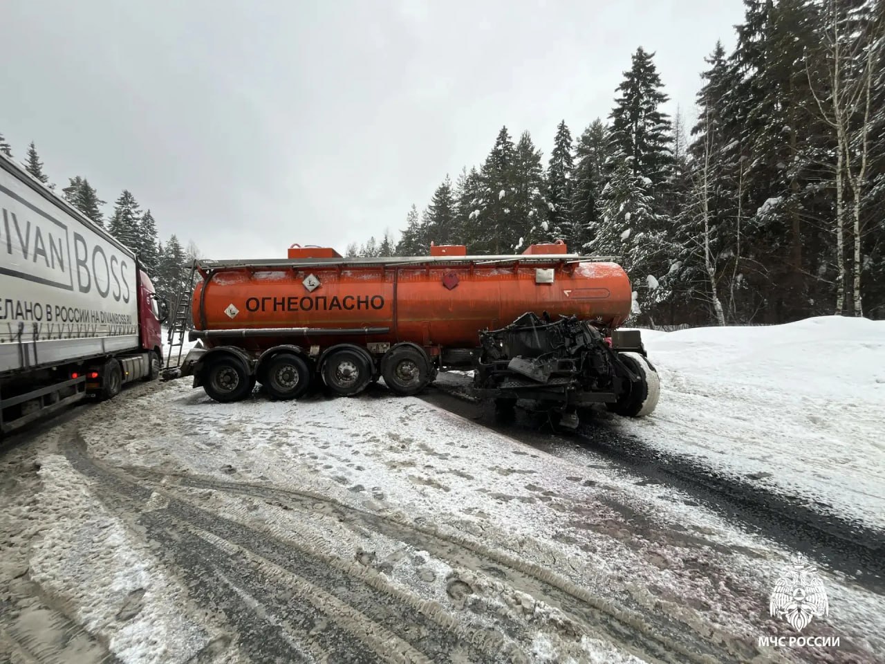 В столкновении грузовиков на дороге Ижевск – Можга один из водителей оказался зажат в смятой кабине В столкновении грузовиков на дороге Ижевск – Можга один из водителей оказался зажат в смятой кабине