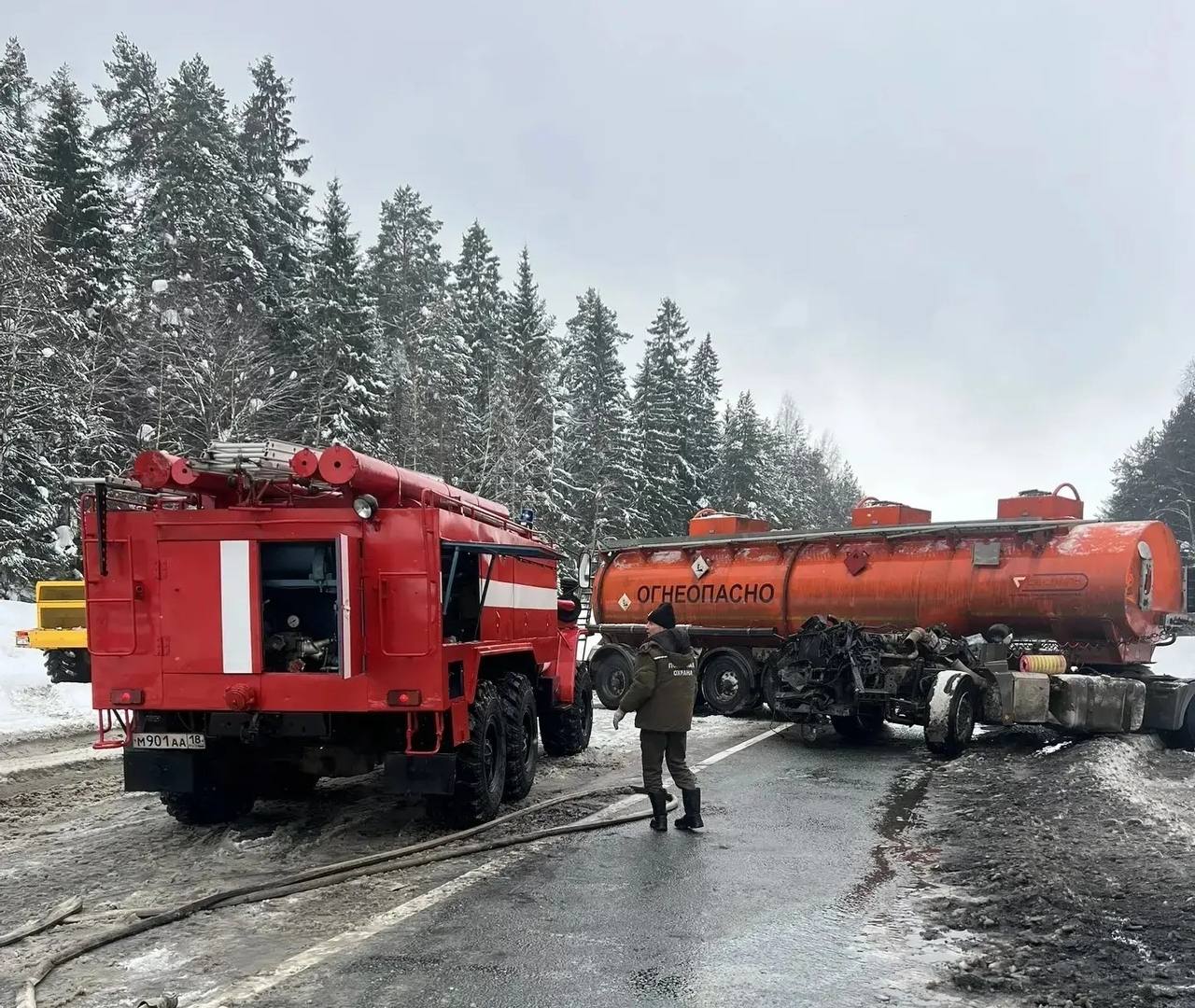 На дороге «Ижевск-Можга» у деревни Баграш-Бигра утром 17 февраля столкнулись бензовоз и самосвал На дороге «Ижевск-Можга» у деревни Баграш-Бигра утром 17 февраля столкнулись бензовоз и самосвал
