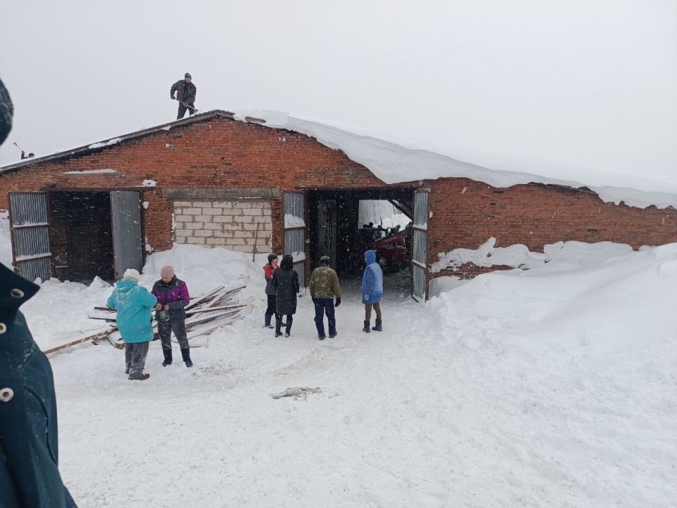 Кровля обрушилась сегодня днём в коровнике в селе Турецкое Балезинского района, сообщили в ПСС Удмуртии