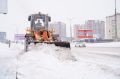 Почти 25 тысяч кубометров снега вывезли с городских улиц минувшей ночью, для этого были задействованы около сотни самосвалов