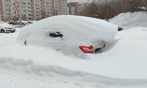 Не убрал машину — бери лопату: старшие по домам в Ижевске нашли способы уборки снега