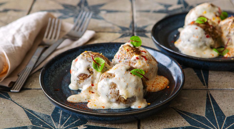 Нежные ежики в сметанном соусе: семейное угощение для всех любителей домашней кухни