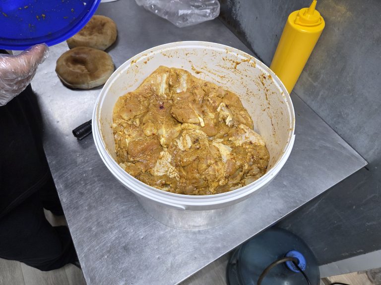 В Ижевске пришли с проверкой в ларёк «Шаурма BBQ HALAL» на Воткинском шоссе В Ижевске пришли с проверкой в ларёк «Шаурма BBQ HALAL» на Воткинском шоссе