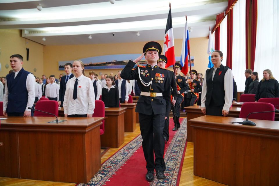 Депутаты гордумы Ижевска вручили юным ижевчанам их первые в жизни паспорта