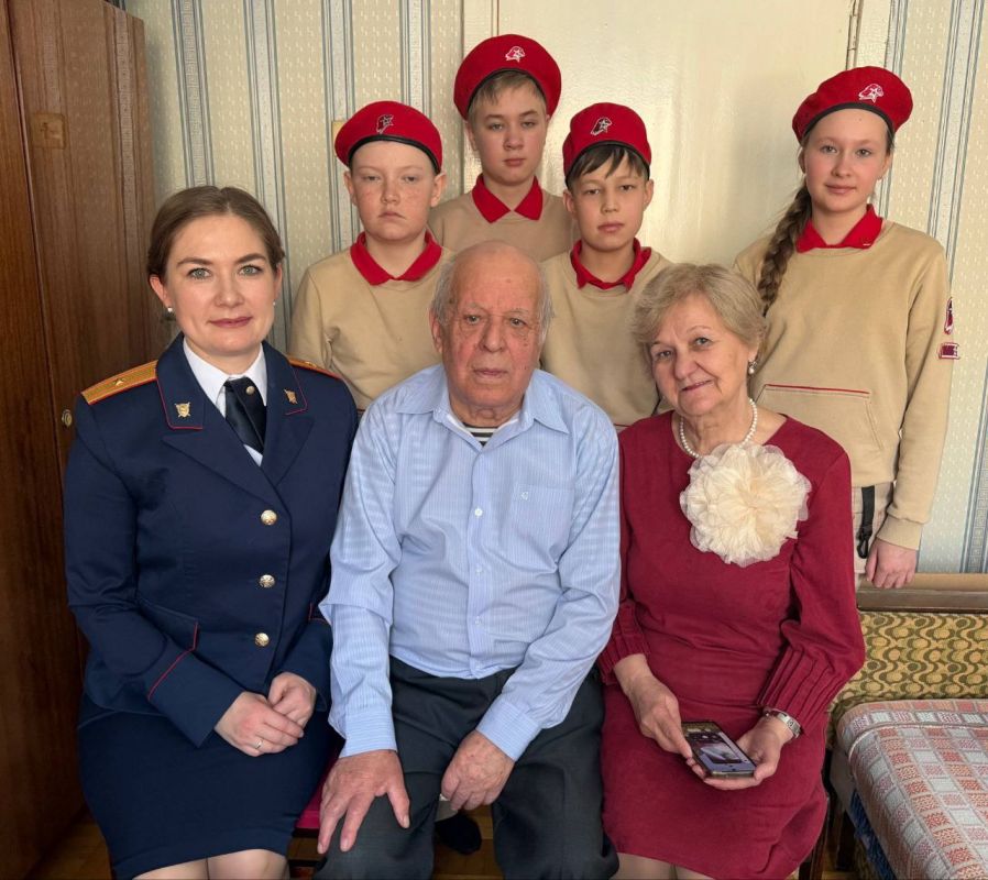Представители женского совета следственного управления поздравили ветерана с предстоящим Днём защитника Отечества