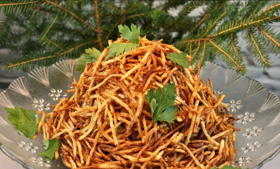 Праздничный салат «Стог сена»: украсим новогодний стол 2026 года