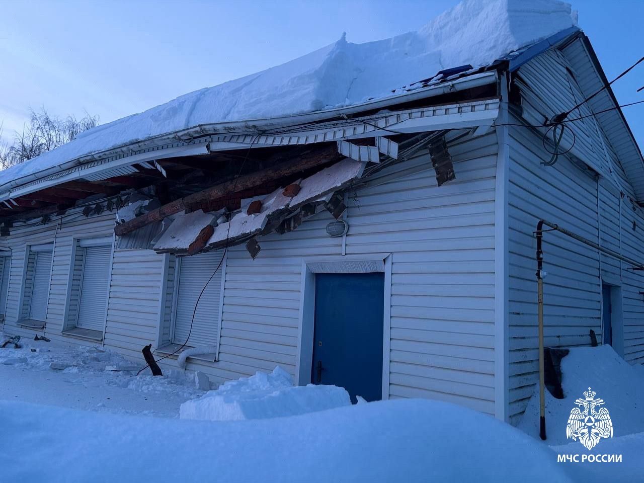 Еще две крыши в Удмуртии не выдержали тяжести снега