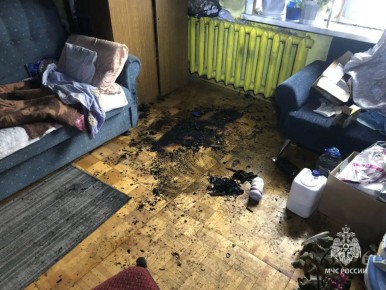 Горящая свеча сожгла документы и едва не спалила квартиру пенсионерки