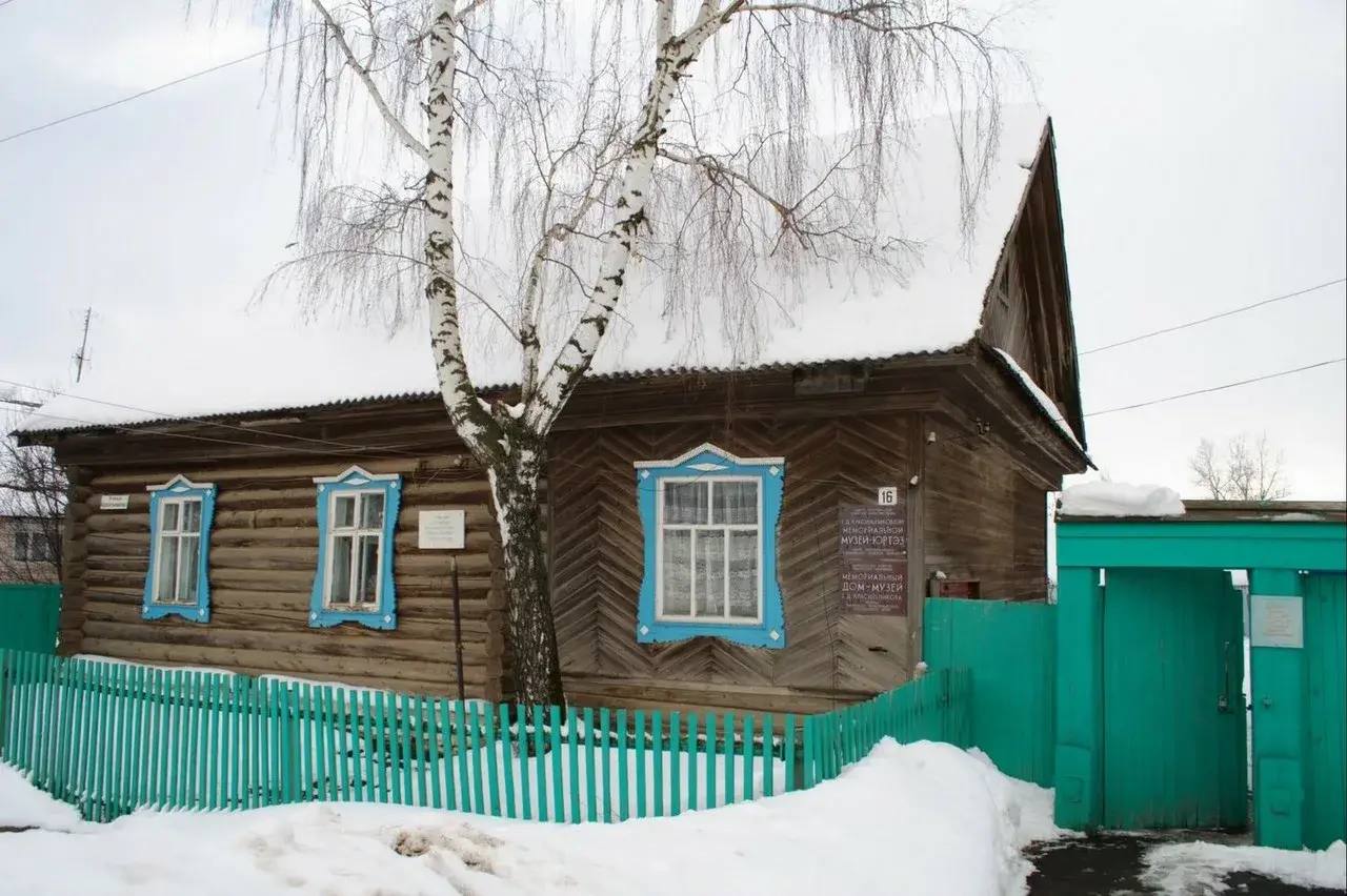 В селе Алнаши начался капремонт мемориального дома-музея Геннадия Красильникова