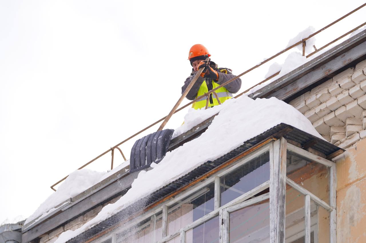 УК и ТСЖ, собственникам зданий, руководителям организаций необходимо принять меры по очистке от снега кровель домов, козырьков входных групп