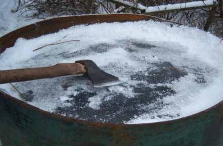 Как защитить бочки от зимних морозов: простые советы дачникам