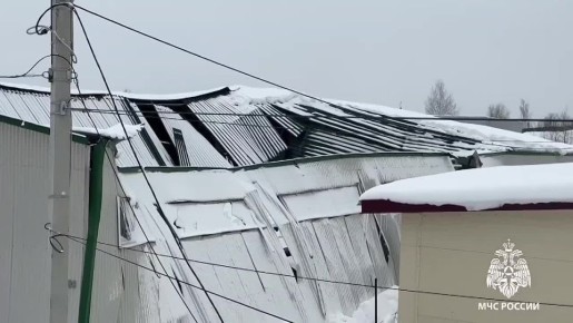 Из-за неубранного снега разрушилась кровля ангара на улице Гагарина в Ижевске