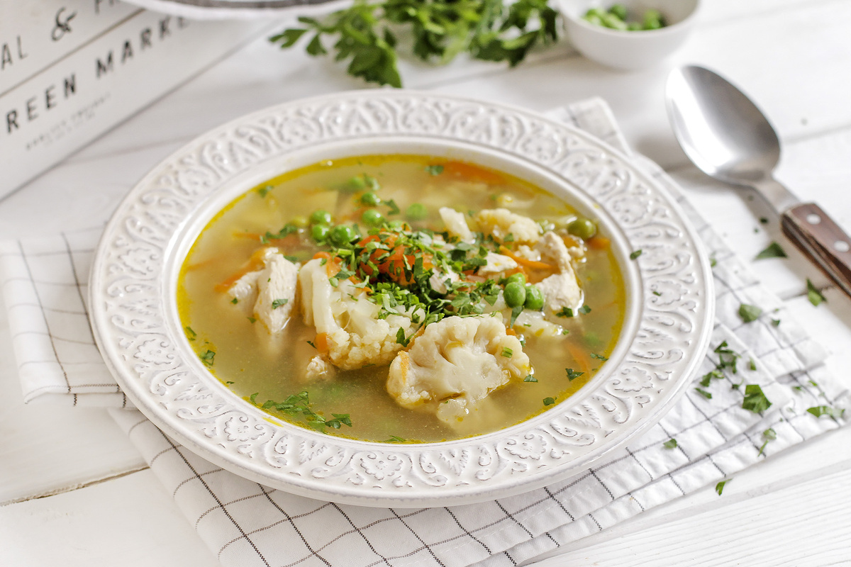 Легкий весенний суп с цветной капустой и курицей