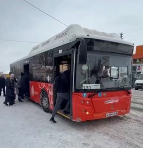 На загруженный пригородный ижевский маршрут № 320 вышел автобус большого класса