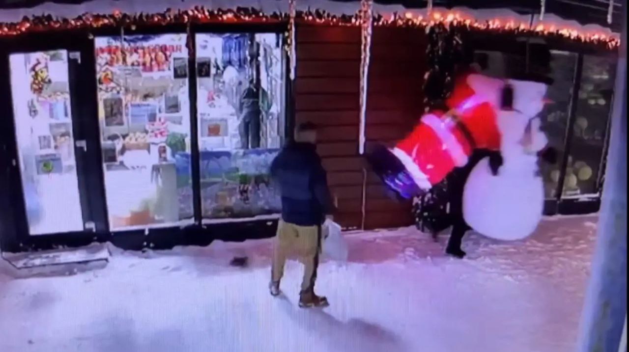 Житель Ижевска предстанет перед судом за кражу надувных уличных фигур «Снеговика» и «Деда Мороза»