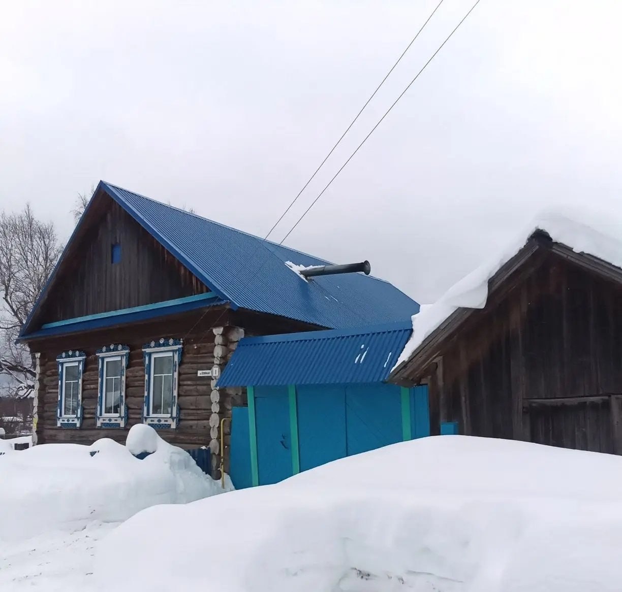 В селе Брызгалово Вавожского района за один день зафиксировали сразу три случая схода снега с крыш частных жилых домов, сообщили в Государственной противопожарной службе Удмуртии