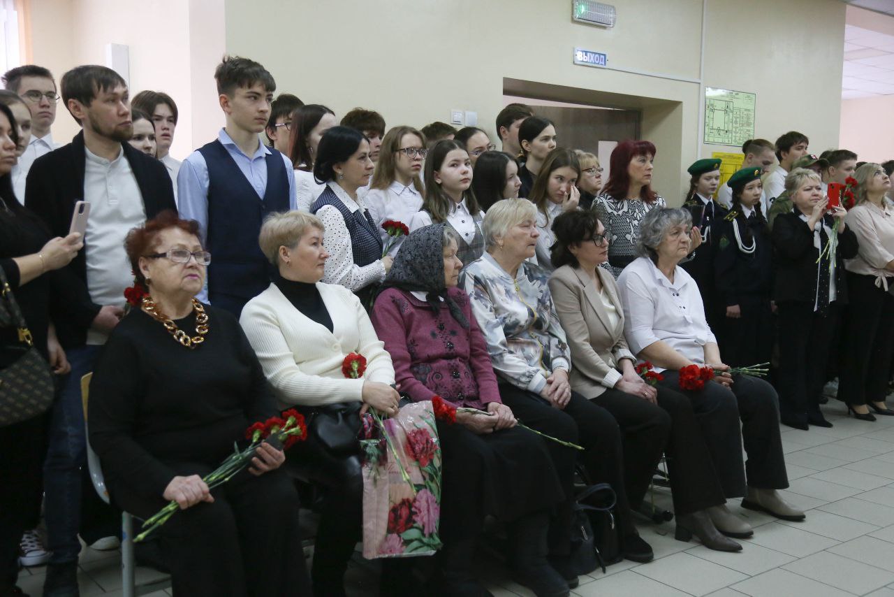 В ижевской школе № 20 открыли Стену памяти В ижевской школе № 20 открыли Стену памяти