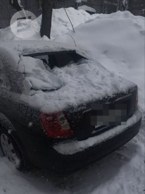 В Ижевске на улице Ленина упавший снег разбил стекло автомобиля