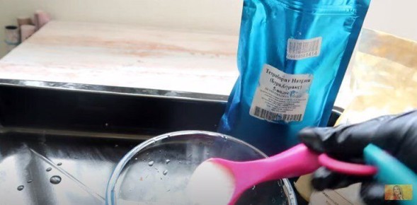 Как быстро и эффективно очистить противни и решетки от жира