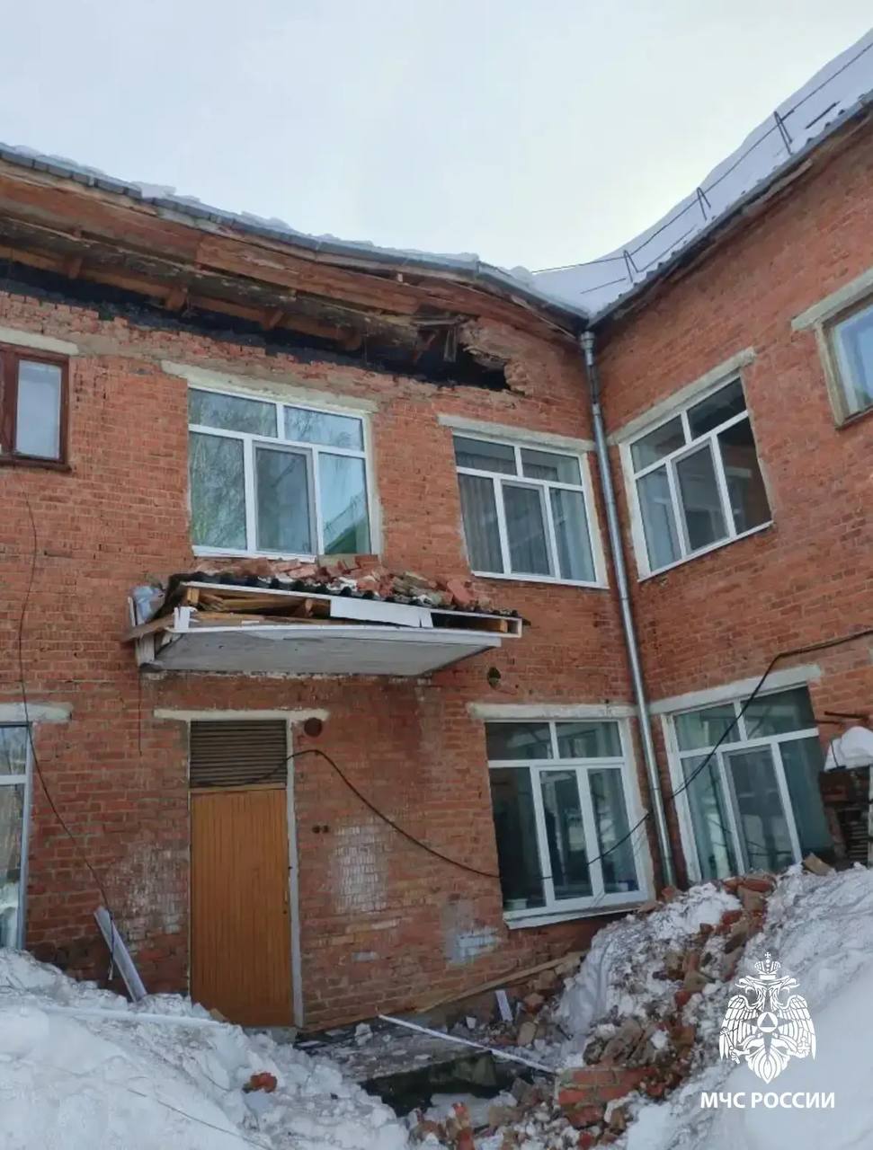 Из-за снега сегодня в Воткинске обрушилась кровля детского сада на улице Мичурина, сообщили в МЧС Удмуртии Из-за снега сегодня в Воткинске обрушилась кровля детского сада на улице Мичурина, сообщили в МЧС Удмуртии