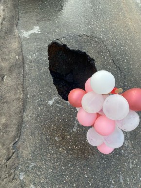 В Ижевске на улице Свердлова образовалась большая и глубокая яма