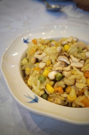 Неповторимый жареный рис с овощами и орехами для истинных гурманов