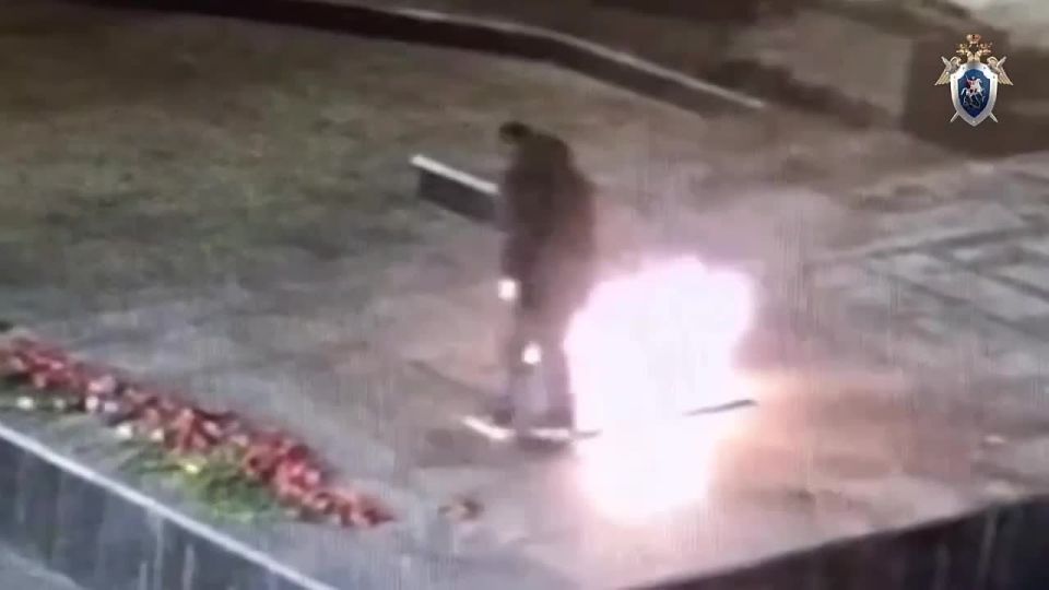 Пьяный мужчина осквернил Вечный огонь ради наживы