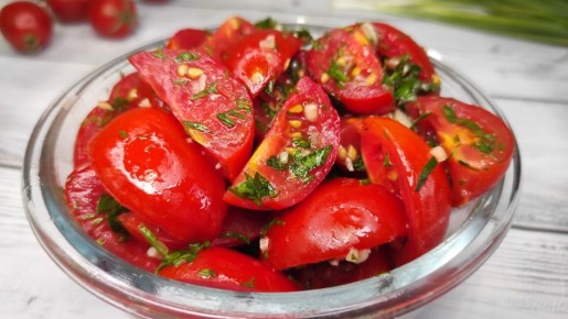 Необычная закуска из помидоров с чесноком и зеленью, которую стоит попробовать