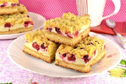 Легкий и ароматный песочный пирог с ягодами