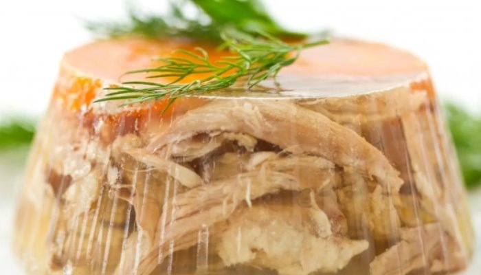 Как приготовить идеальный холодец из свиных ножек: секреты прозрачного бульона