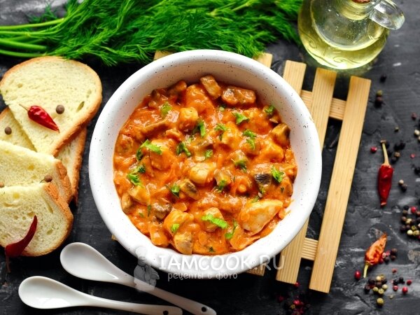 Куриное филе с грибами в томатном соусе: настоящий кулинарный шедевр