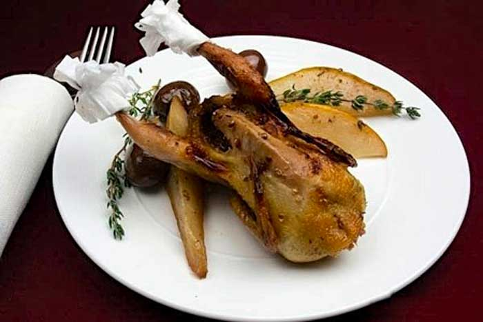 Запечённые перепёлки с грушей