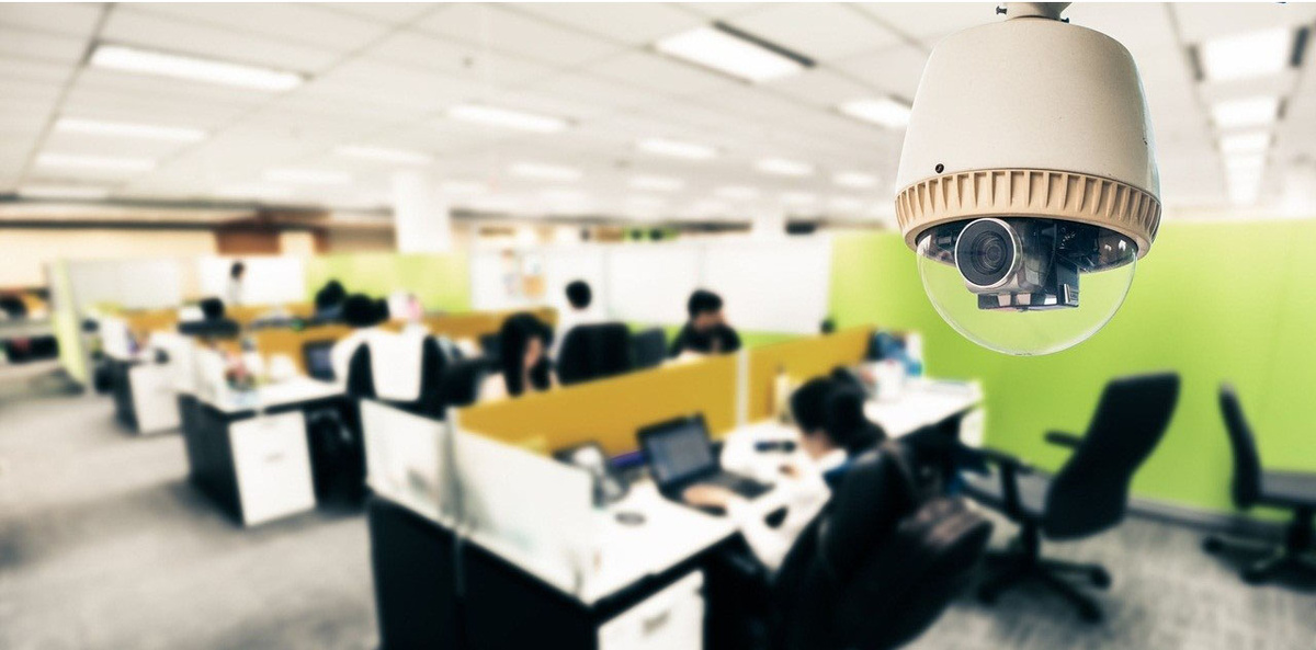 Скандал из-за офисных камер: юрист подал в суд на работодателя