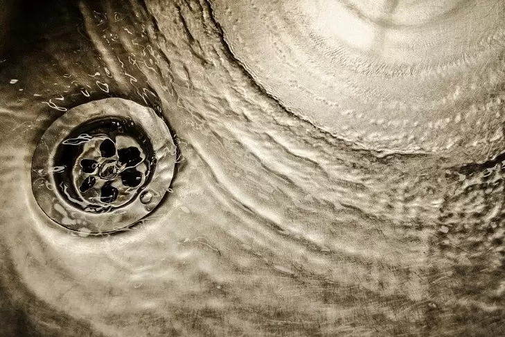 Как канцелярская резинка может спасти от засоров в ванне и на кухне