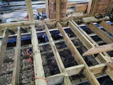 Проверка пола: почему строитель использует стакан воды для тестирования прочности